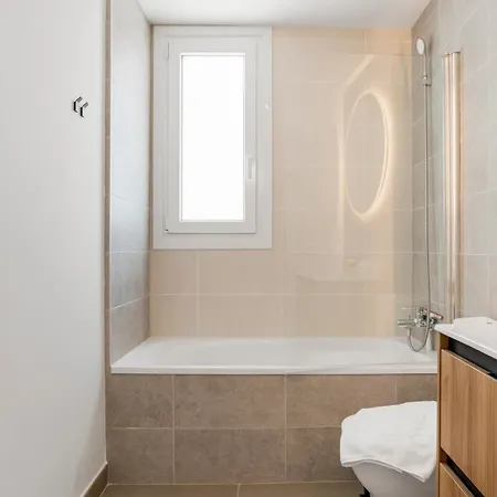 Apartmán 2br Penthouse With Spacious Terrace