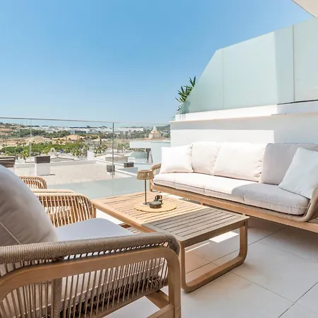 Apartmán 2br Penthouse With Spacious Terrace